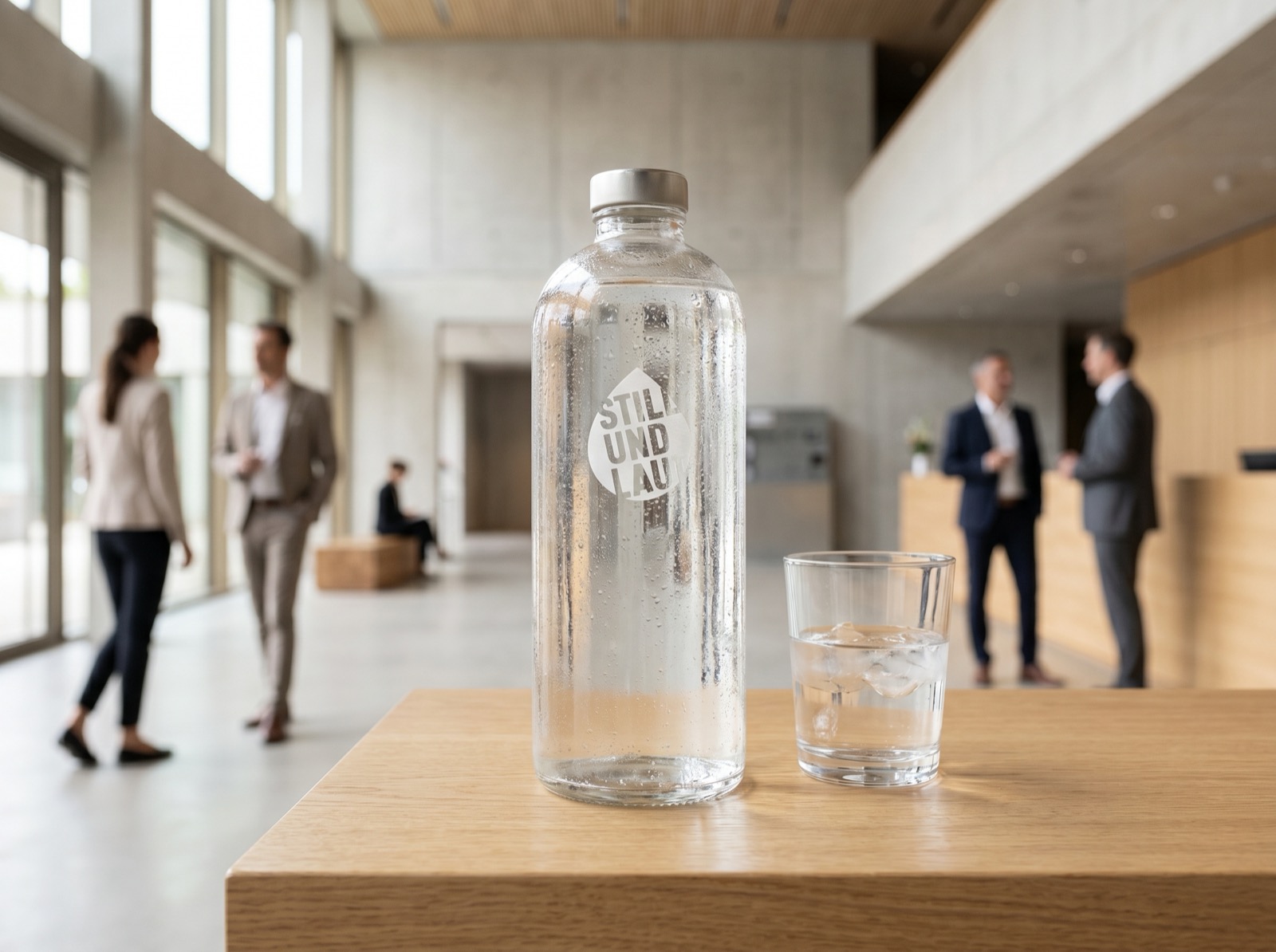 STILLUNDLAUT Tafelwasser im Foyer einer öffentlichen Einrichtung