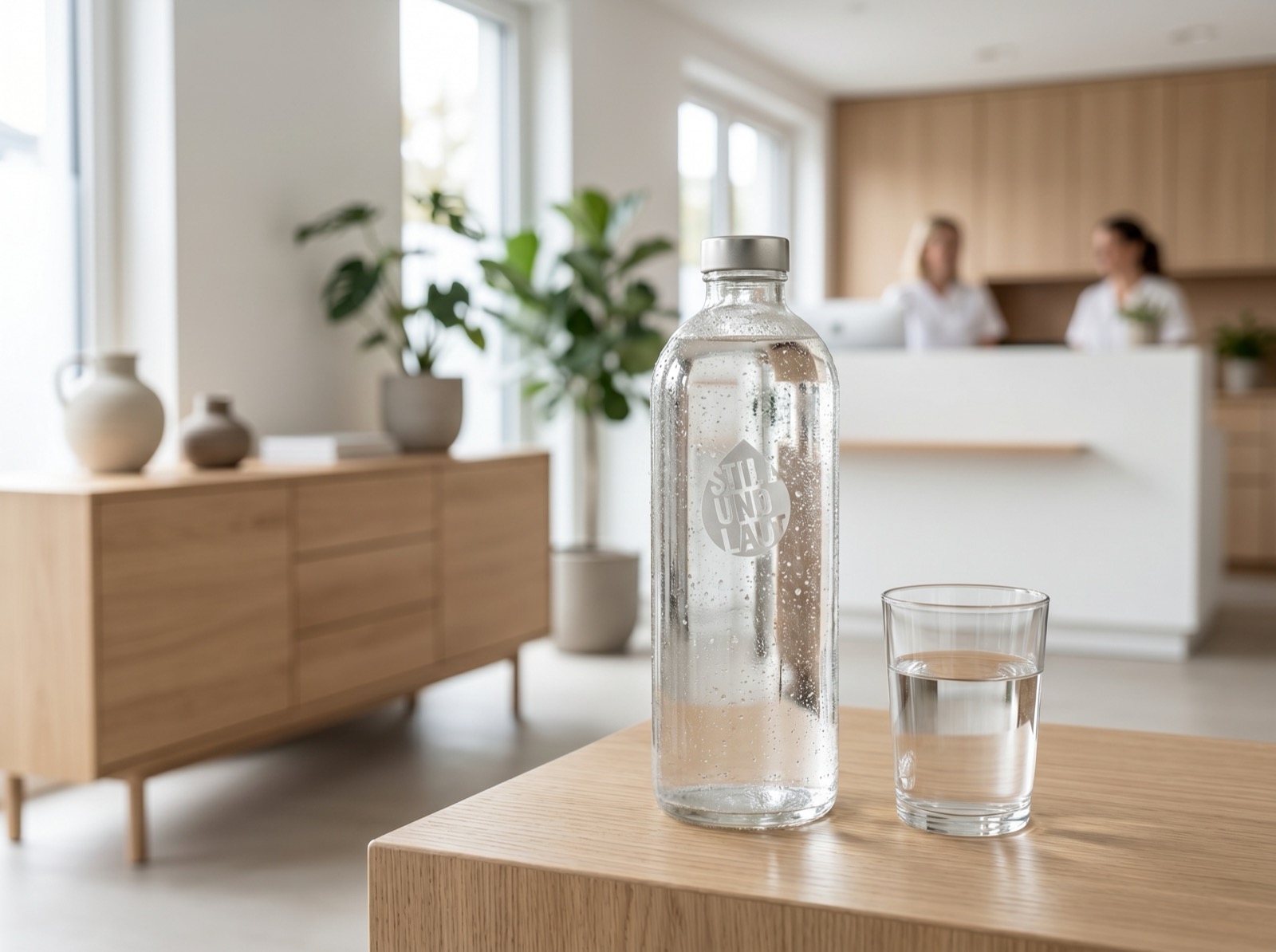 STILLUNDLAUT Tafelwasser im Wartebereich einer modernen Arzt- und Zahnarztpraxis