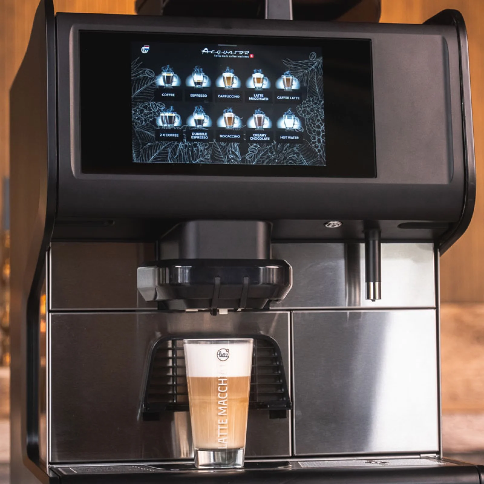 Aequator Panama zapft einen Latte Macchiato ins Lattiz-Glas